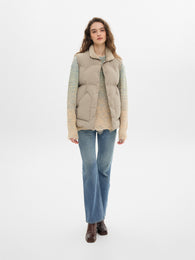 Winter-ready vest with faux fur collar in beige