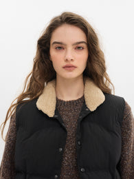 Winter-ready vest with faux fur collar in black