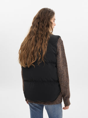 Winter-ready vest with faux fur collar in black