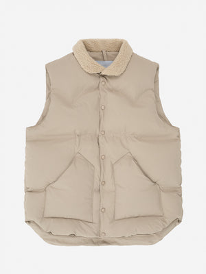 Winter-ready vest with faux fur collar in beige