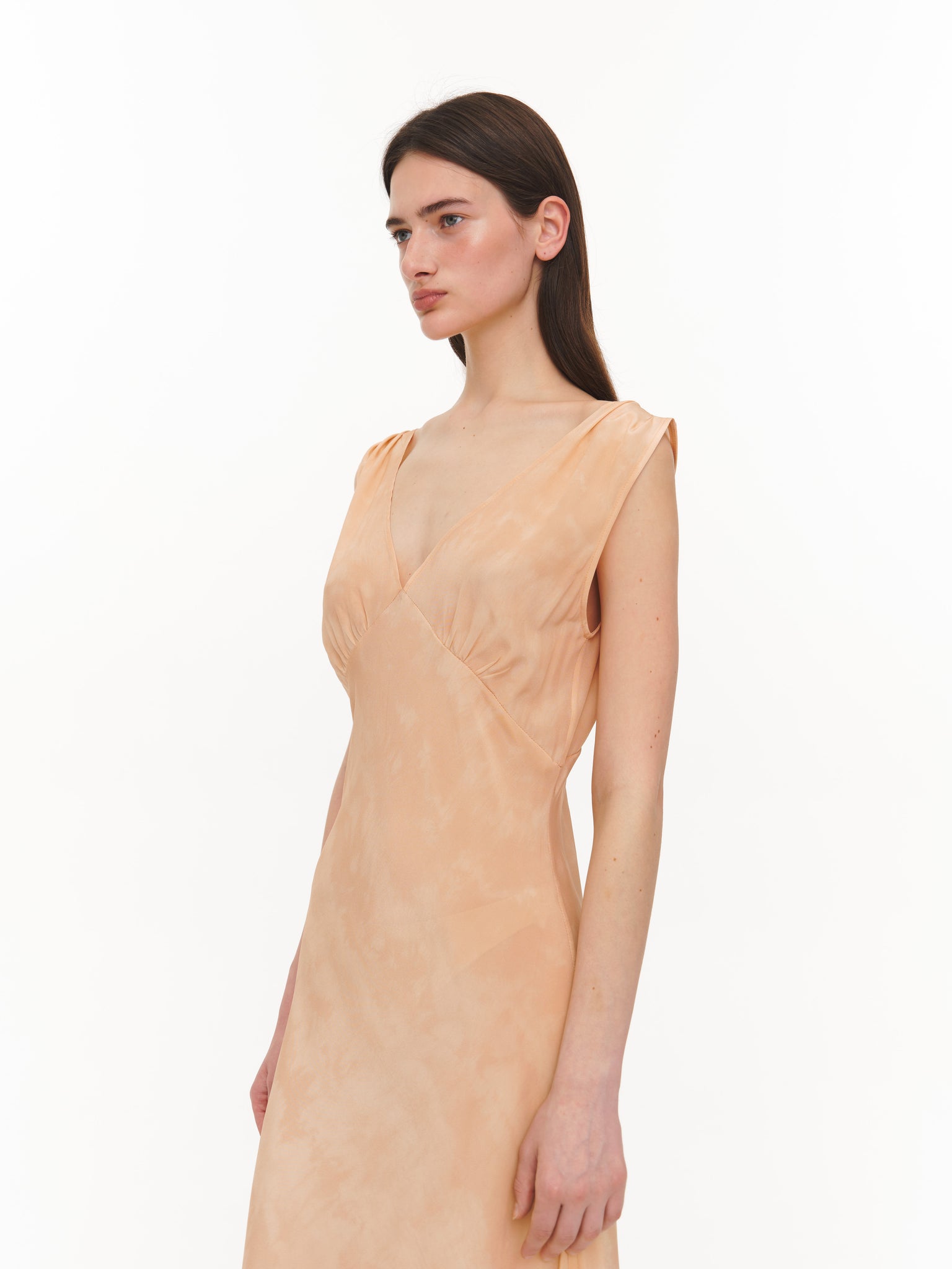 Maxi dress with deep neckline peach
